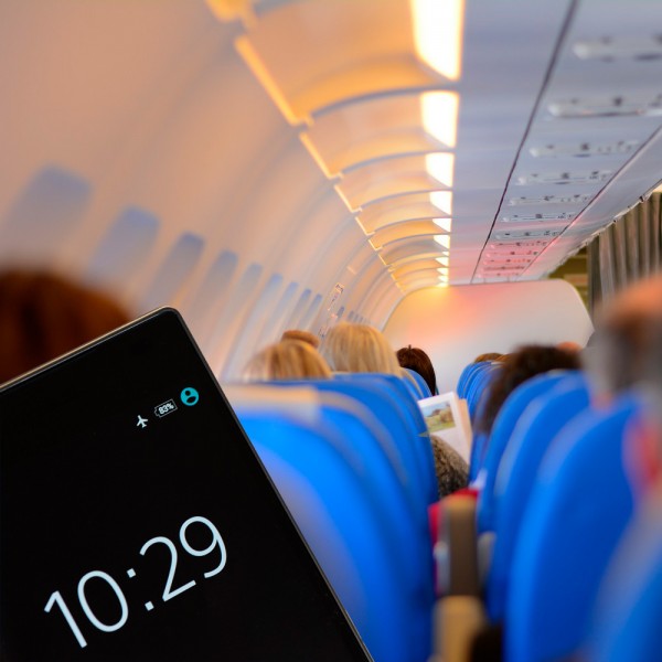 Qué pasa si no activas el modo avión del móvil en el vuelo