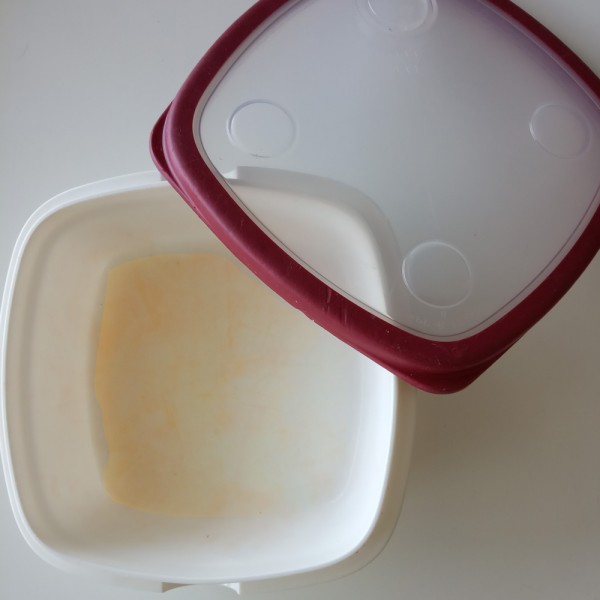 Cómo limpiar las manchas de los tupper de plástico de forma fácil