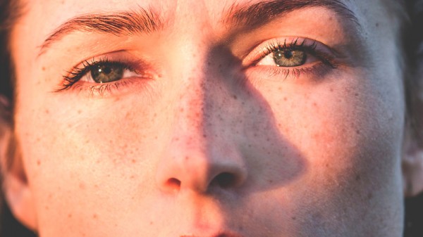 Cómo maquillarte si tienes pecas: trucos para rostros pecosos