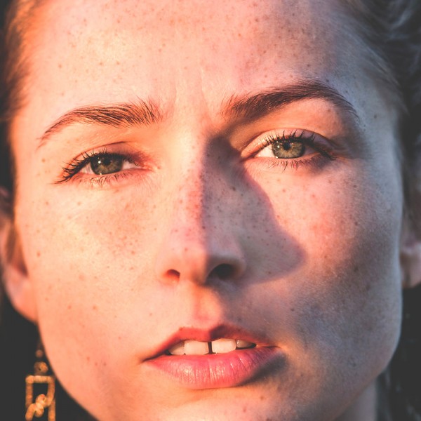 Cómo maquillarte si tienes pecas: trucos para rostros pecosos