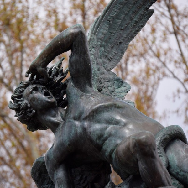 La leyenda de Lucía Fernández y la estatua del Ángel Caído del Parque del Retiro
