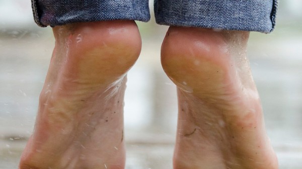 Por qué me sudan tanto los pies y cómo solucionarlo