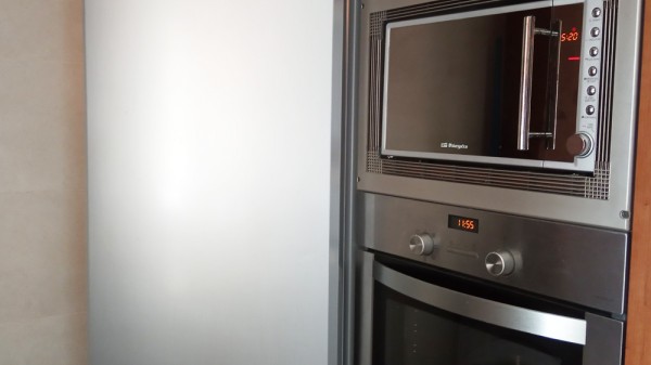 Cómo cambiar el sentido de apertura de la puerta de la nevera