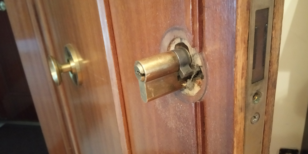 cambiar bombín de la puerta, paso 4