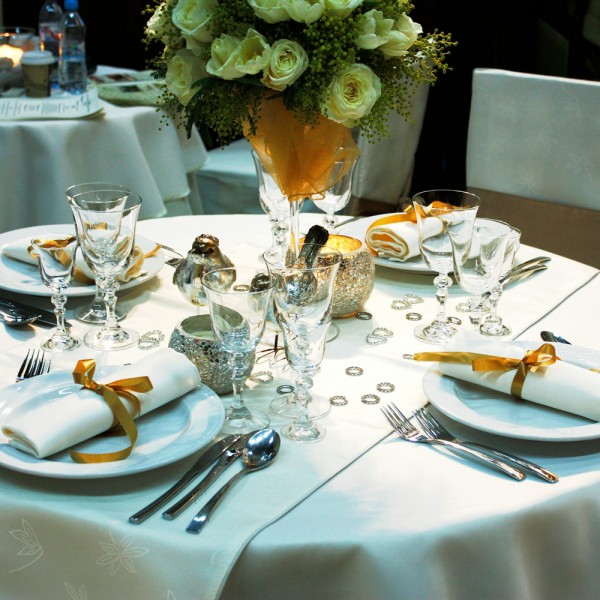 Cuáles son las reglas de protocolo en la mesa para comidas con invitados
