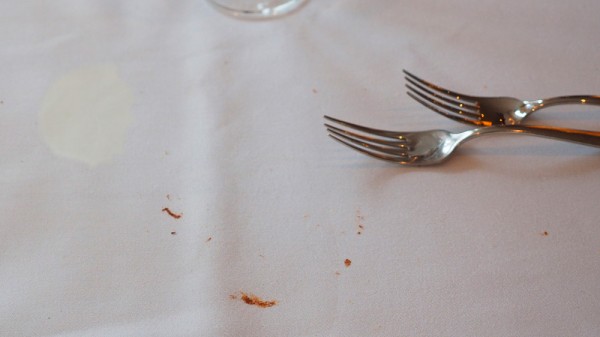 Cómo eliminar manchas difíciles en manteles y servilletas