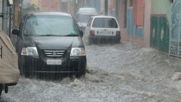 Cómo salir de un coche que se inunda (lo que debes hacer y lo que no)