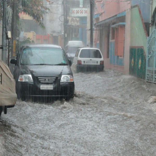 Cómo salir de un coche que se inunda (lo que debes hacer y lo que no)