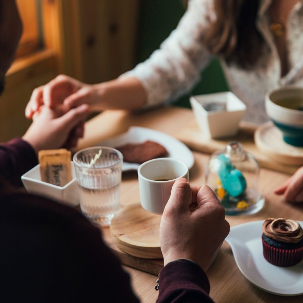Codos en la mesa: ¿por qué es de mala educación?