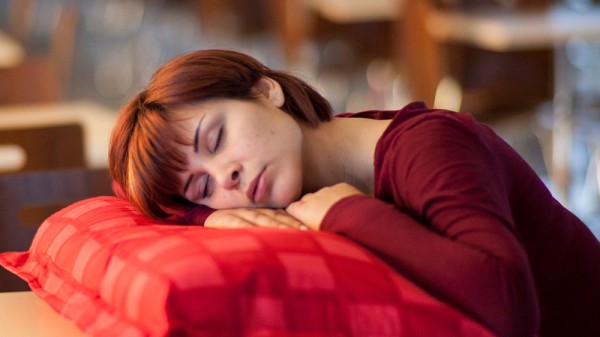 Por qué dormir poco provoca sensación de resaca