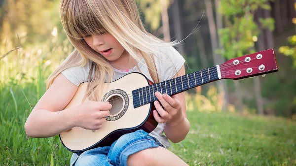 Cuáles son los beneficios de las clases de guitarra para niños