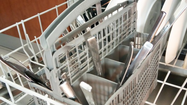 Cubiertos en el lavavajillas: ¿hacia arriba o hacia abajo?