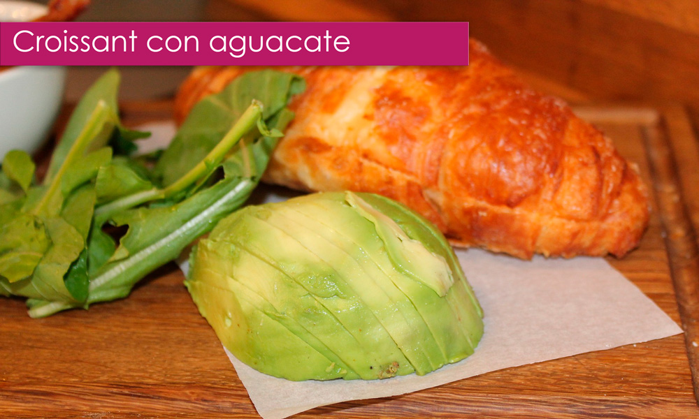 desayuno con aguacate y croissant