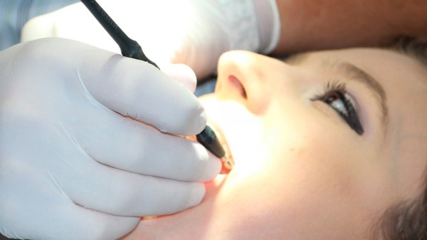 Qué es un curetaje dental y cómo se realiza