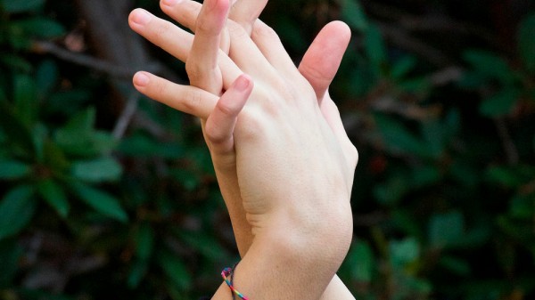 ¿Es malo crujir los dedos de las manos?