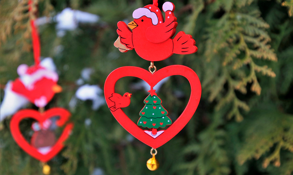 árbol de navidad en rojo y verde