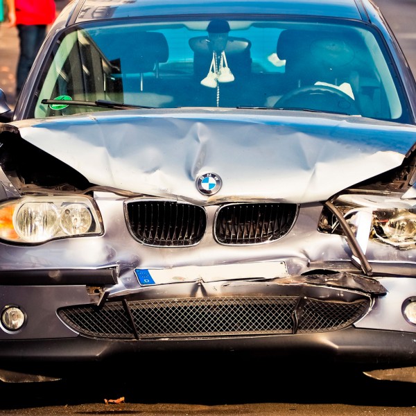 Ante un accidente de coche: cómo actuar y qué no hacer
