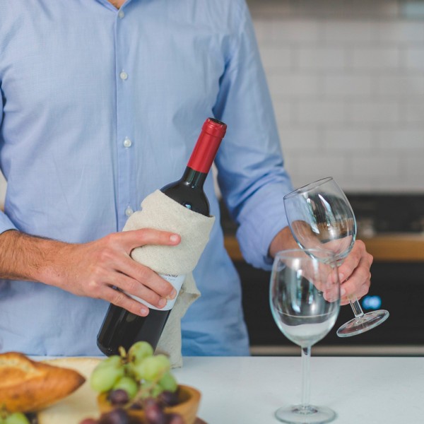 Cómo conservar y servir el vino en casa