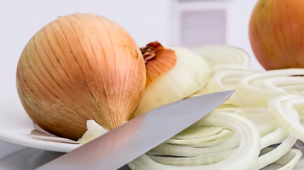 Por qué lloran los ojos al pelar cebolla y cómo evitarlo