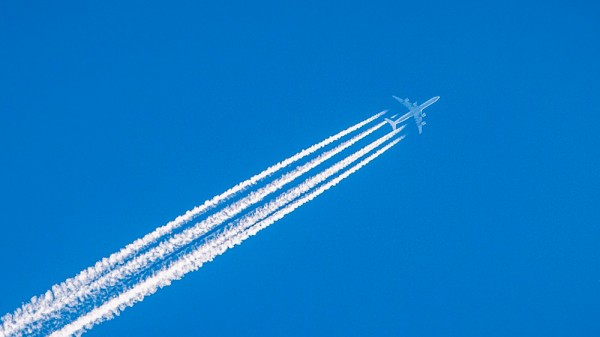 Por qué los aviones dejan estelas blancas en el cielo