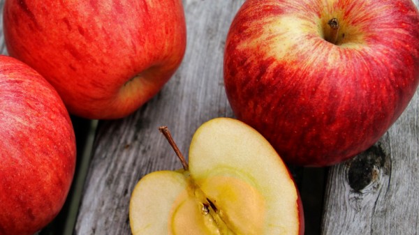 Por qué la fruta cambia de color al abrirla