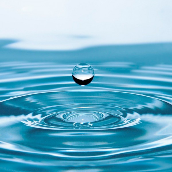 Para qué sirve el agua micelar y cómo usarla