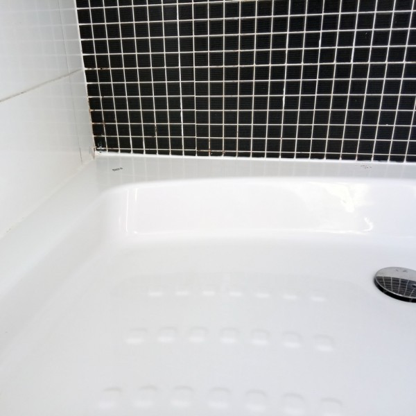 Cómo quitar la silicona negra de la bañera