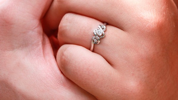 Cuál es el origen y significado del anillo de compromiso