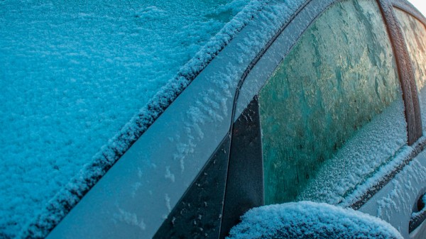 Cómo prevenir que tu coche se congele en invierno (no tendrás que rascar el hielo)
