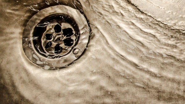 Cómo desatascar el fregadero (3 soluciones sencillas y económicas)