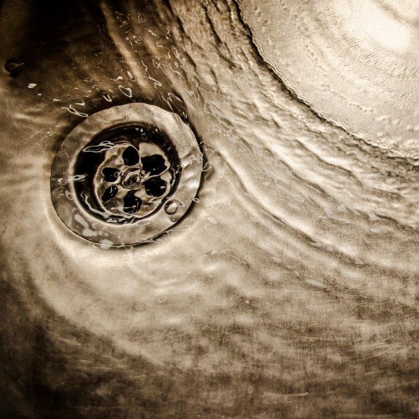 Cómo desatascar el fregadero (3 soluciones sencillas y económicas)