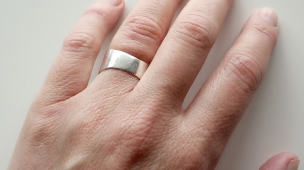 Cómo sacar un anillo si el dedo está hinchado (truco infalible)