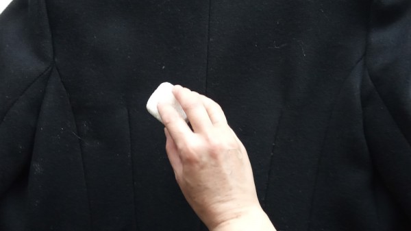 Cómo quitar pelusas de la ropa si no tienes un rodillo adhesivo