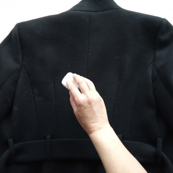 Cómo quitar pelusas de la ropa si no tienes un rodillo adhesivo