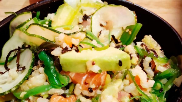 Cómo hacer un delicioso poke hawaiano de salmón