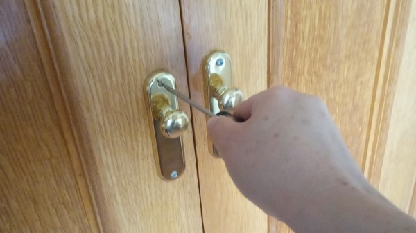 Cómo sacar un tornillo muy apretado o un tornillo roto