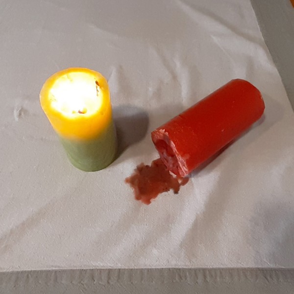 Cómo quitar manchas de cera en tela, alfombras y madera