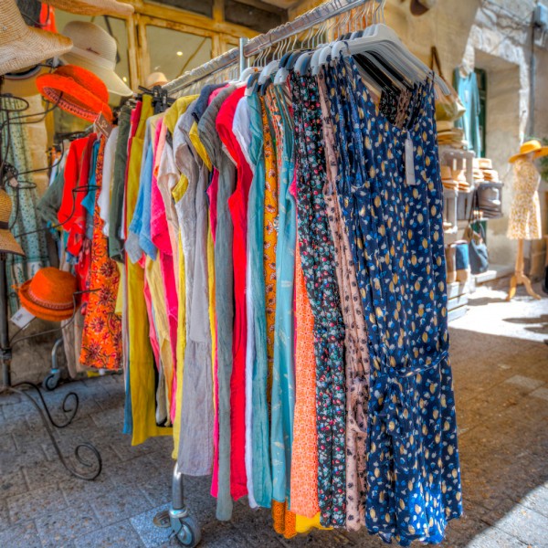 Por qué debes lavar la ropa antes de estrenarla