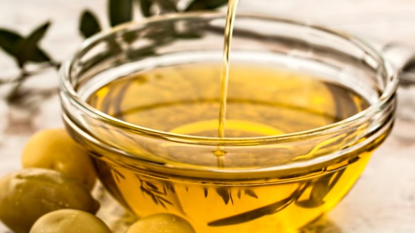 Cómo usar el aceite de oliva en el hogar (20 increíbles usos del aceite)