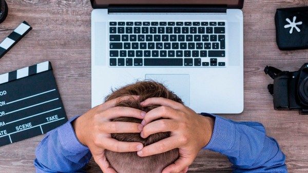 Cómo reducir el dolor muscular por trabajar sentado muchas horas