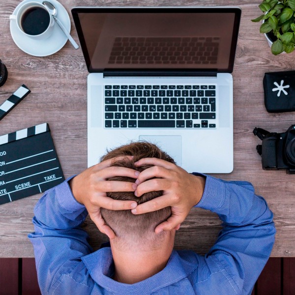 Cómo reducir el dolor muscular por trabajar sentado muchas horas