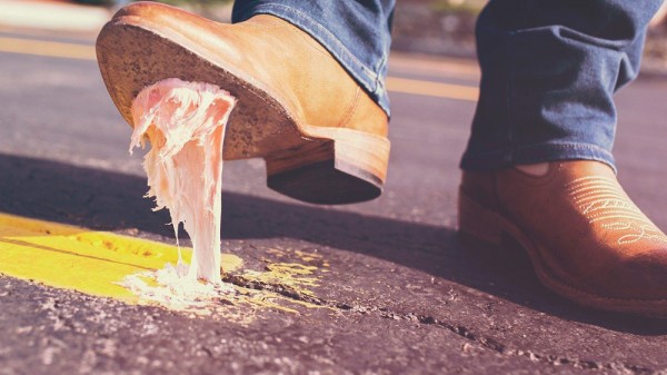 Cómo quitar chicle de la suela de tus zapatos (6 eficaces trucos)