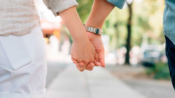 Por qué es tan bueno entrelazar las manos con tu pareja