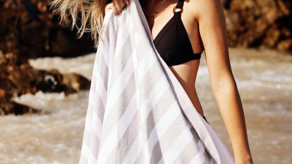 Cómo limpiar las toallas de playa y piscina (trucos para eliminar arena, sal y cloro)