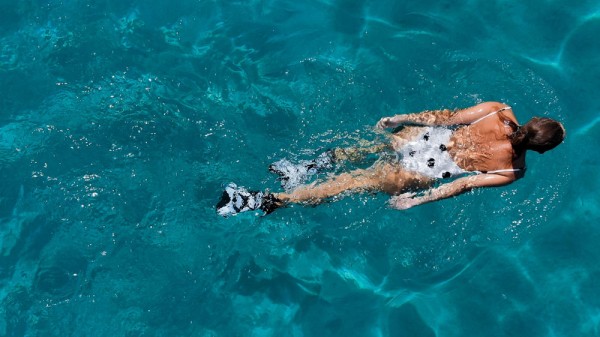 Por qué nadar en la piscina o el mar abre el apetito