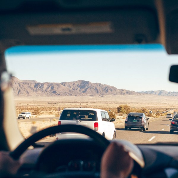 Por qué me mareo en el asiento trasero del coche (y no al conducir)