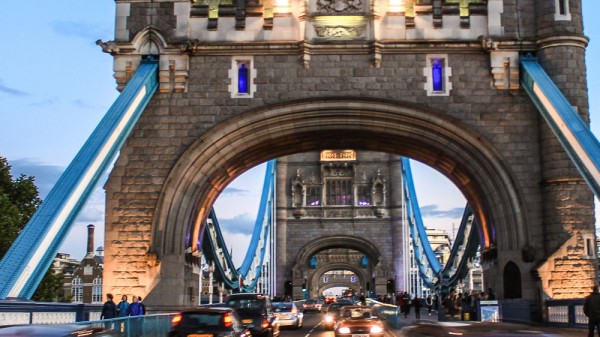 Por qué los ingleses conducen por la izquierda y tienen el volante a la derecha