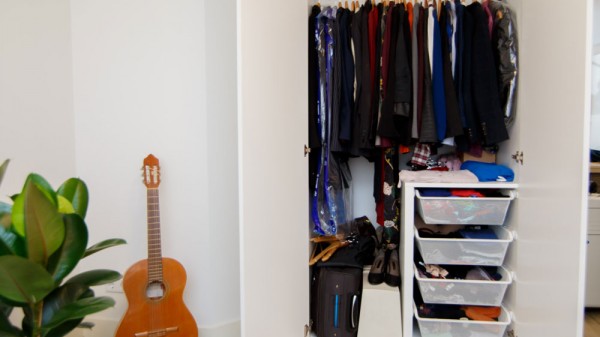 Cómo ahorrar espacio en un armario pequeño para que entre tu ropa (y que esté ordenada)