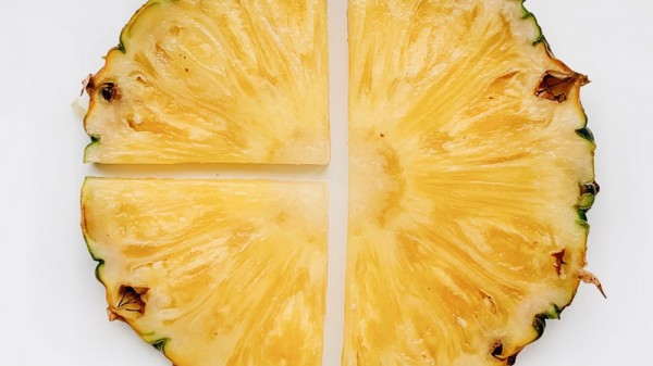 Por qué me arde y pica la boca tras comer piña natural