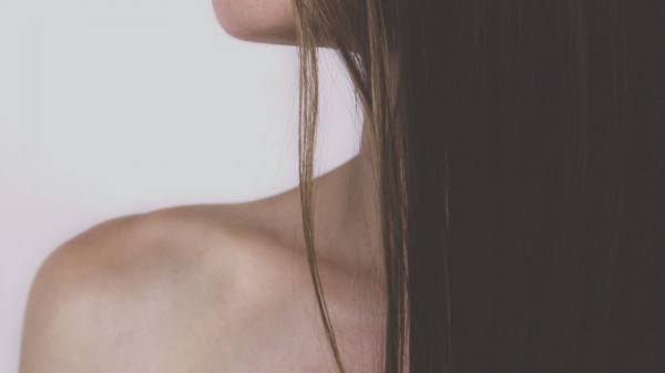 Cómo alisar tu cabello sin plancha o secador (4 trucos para un pelo liso sin calor)